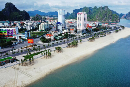 Quảng Ninh được ví như một Việt Nam thu nhỏ, sơn thủy hữu tình. Vẻ đẹp của những bãi biển nơi đây níu chân bao người lữ khách. Quảng Ninh không chỉ thu hút khách du lịch bởi vẻ đẹp hùng vĩ của những vịnh đảo xinh đẹp.