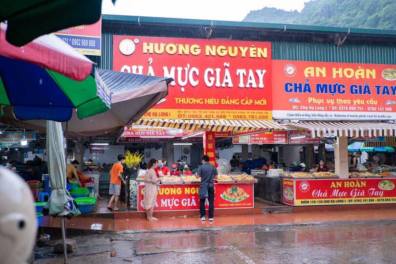 CHỤP ẢNH: QUẦY BÁN CHẢ MỰC HƯƠNG NGUYÊN
