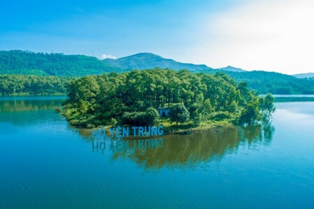 Hồ Yên Trung là hồ nước lớn nhất tỉnh Quảng Ninh với tổng diện tích 100ha. Được ví như một ''Đà Lạt thu nhỏ'' ngay tại Quảng Ninh.