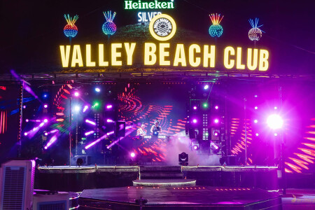 VALLEY BEACH CLUB là một quán bar cực chất, ghi dấu ấn ngay lập tức bởi những thiết nổi bật trên bãi cát trắng mịn màng. Valley Beach Club cũng chính là điểm ngắm hoàng hôn cực đẹp ở bờ biển Bãi Cháy, đừng bỏ qua nhé!