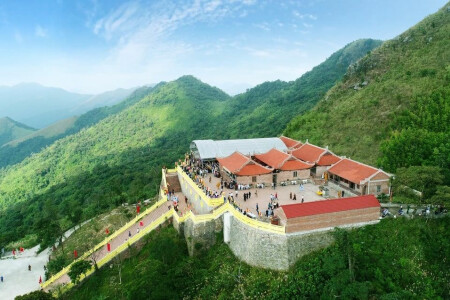 Du lịch tâm linh là một nét đẹp của người Việt từ xưa đến nay không thể thiếu, vì vậy cùng Monkey tìm hiểu các ngôi chùa tại Quảng Ninh nhé !