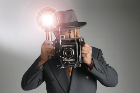 Đối với một số người dùng máy ảnh, đèn flash tích hợp sẵn trong máy đã đáp ứng được tiêu chuẩn về ảnh của họ. Tuy nhiên, đối với các nhà nhiếp ảnh có yêu cầu cao hơn về ánh sáng và màu sắc hình ảnh, việc trang bị cho mình thêm flash rời là vô cùng cần thiết. Công cụ này có nhiều loại khác nhau nên người tiêu dùng cần tìm hiểu kĩ về nó trước khi rinh một chiếc đèn flash rời về.