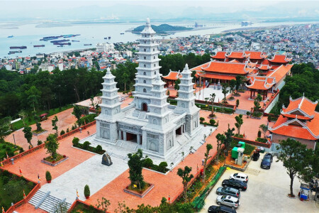 Quảng Ninh - Ngoài Vịnh Hạ Long, thành phố bên bờ di sản còn rất nhiều điểm du lịch thú vị khác để du khách có thể trải nghiệm vào mùa xuân này. Hãy cùng MONKEY MEDIA khám phá ngay bài viết dưới đây.