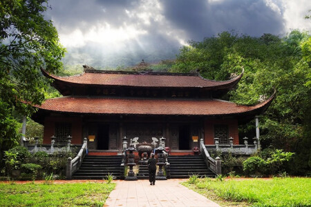 Đến với những vãn cảnh chùa chiền là đến với chốn bình yên trong lòng mỗi con người. Nếu đã có dịp thăm thú những ngôi chùa tại mảnh đất Quảng Ninh, bạn không nên bỏ qua ngôi chùa Lôi Âm Thượng.