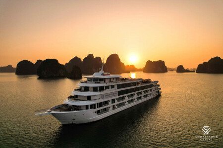 Một năm trở lại đây, du khách Việt Nam có xu hướng chuyển sang lựa chọn loại hình du lịch sang chảnh hơn, một trong số đó là trải nghiệm nghỉ dưỡng trên du thuyền 5*. Một trong những du thuyền đang được khách hàng săn phòng nhiều nhất là du thuyền Ambassador Cruise.